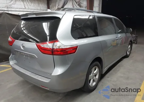 2018 Toyota Sienna Le 8 Passenger z USA, uszkodzony, nr VIN 5TDKZ3DCXJS937683